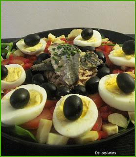 Salade complète avec sardines, artichauts, thon, oeufs durs et crudités