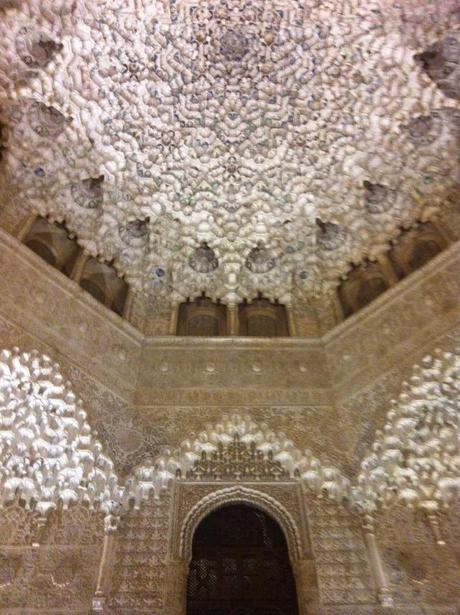 Intérieur de l'Alhambra de nuit