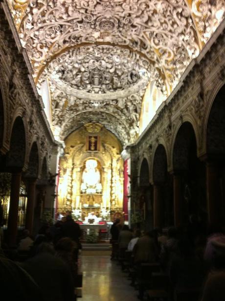 Fascinante voûte d'église à Séville