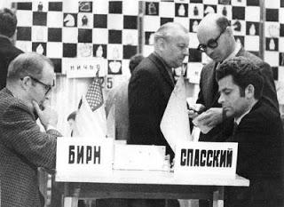 Robert Byrne, à gauche, affrontant Boris Spassky à Moscou en 1971