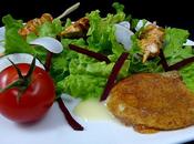 Salade tiede brochettes poulet basquaise, rocamadour pane radis croquants