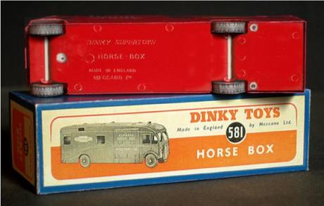 Papercraft Dinky Toys #581 – BR Horse Box