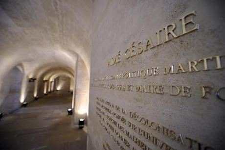 Plaque commémorative en l’honneur de Césaire dévoilée en avril 2011 dans la crypte de l’église du Panthéon © Eric FEFERBERG / AFP