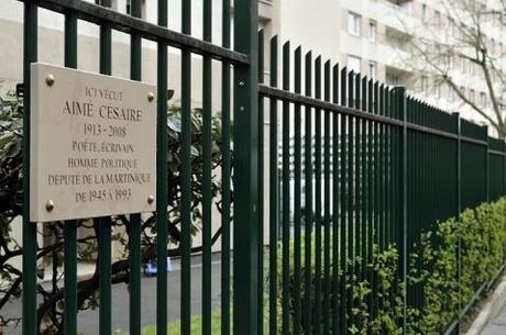 Cette plaque, inaugurée le 15 février 2013, est située au 8 rue Albert Baylet dans le treizième arrondissement de Paris. Aimé Césaire vécut dans cette résidence, sans doute pas dès 1945 comme il est mentionné, mais plutôt vers les années 80 et jusqu’en 1993. © Stéphane WEBER