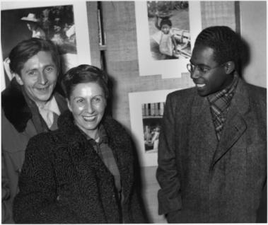 Denise Colomb et Aimé Césaire à la librairie Le Minotaure à Paris, 1949. En 1948, Denise Colomb (1902-2004) avait été invitée à se joindre à une mission ethnographique à l'occasion du centième anniversaire de l'abolition de l'esclavage. L'année suivante, elle présente à la librairie Le Minotaure sa première exposition sur les Antilles. © Ministère de la Culture / Médiathèque du Patrimoine / Denise Colomb / Dist. RMN