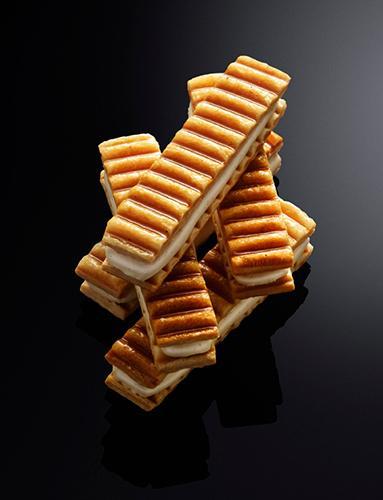 Panini caramélisé – pâte feuilletée  Dans cette nouvelle version du mille-feuilles, la pâte feuilletée a été modelée pour revêtir des allures dentelées et mieux accueillir une crème légère à la vanille tonka.  Des paninis dans leur costume sucré qui ne feront pas, c’est sûr, craquer que les bonnes pâtes!