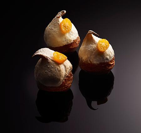 Merveilleuse Polonaise – pâte briochée  Le célèbre gâteau se modernise: la base briochée est remplie de crème vanillée agrémentée d’abricots et de kumquats pochés, le tout surmonté d’une meringue