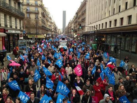 Plusieurs milliers d'opposants au mariage homosexuel manifestent devant le Sénat