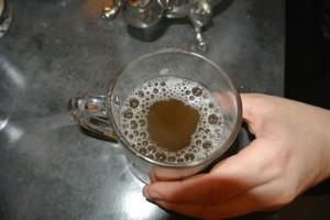 Thé à la menthe, reversez l'eau dans un verre ou une tasse
