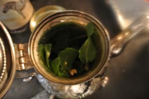 Thé à la menthe, ajoutez la menthe lavée et essorée Thé à la menthe, ajoutez la menthe lavée et essorée