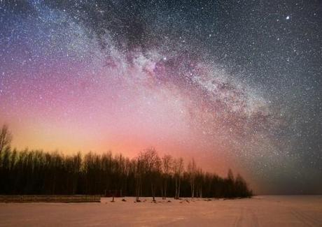 Autre infusion d'aurores dans la nuée étoilée de la Voie Lactée photographiée en Suéde par Per Johansson
