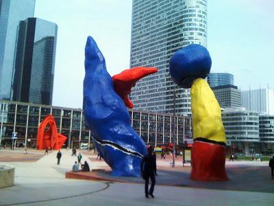 Paris : Deux personnages fantastiques de Joan Mirò - 1976 - place de la Défense - Paris La Défense