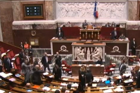 La droite en vient aux poings à l'Assemblée Nationale