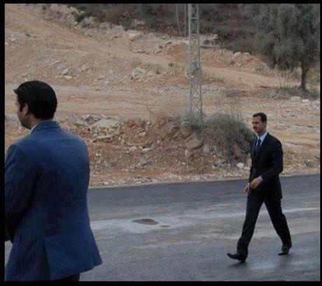 Bachar al-Assad visitant un check-point de l'armée, aujourd'hui, à Damas