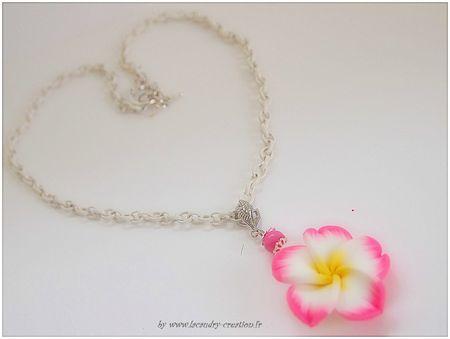 collier mi long chaine metal blanche et fleur de tiaré rose, perles de nacre