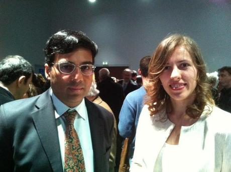 Le champion du monde Viswanathan Anand en compagnie de Tatiana Kostiuk  