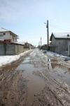 Fin de l’asphalte, entrée dans le quartier Rom (Ivaylo, Bulgarie, février 2012)