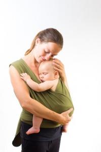 PARENTALITÉ: Le portage de l'enfant, un geste naturellement apaisant – Current Biology