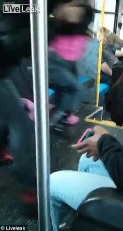 CHOQUANT : UNE FEMME JETTE SON BEBE DANS LE BUS POUR POUVOIR SE BATTRE AVEC UNE AUTRE