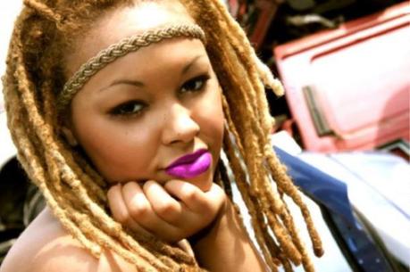 HARLEIGHBLU : BELLE CHANTEUSE LOCKSEE A LA VOIX SOUL