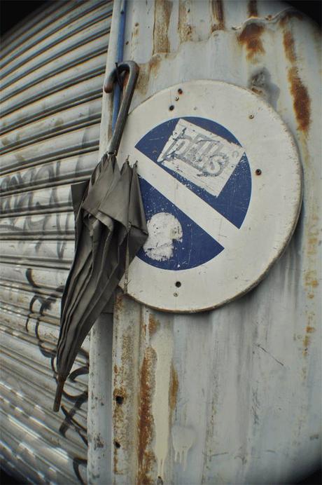 Panneau et Parapluie