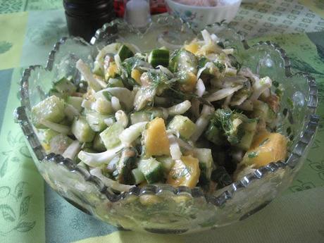 Salade de concombre tropicale