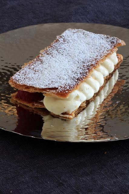 Mille feuille à la crème vanillée , framboises et pomme verte