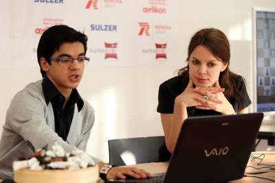 Ronde 5 : Anastasiya Karlovich interroge Anish Giri après sa défaite face à Alexander Morozevich