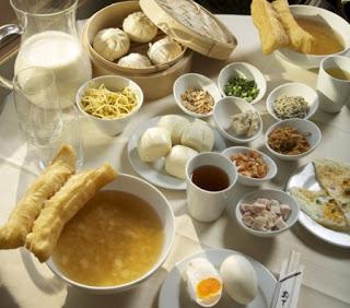 Un petit déjeuner chinois au Café de La Paix
