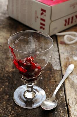 A l'heure de l'apéro et si le kir arrivait tout fait, ou presque, sur la table ? Kir tout rouge acidulé et parfumé !