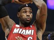 LeBron James coupe médias