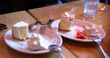 cheesecakes disposés sur une table