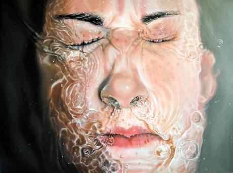 Me voilà décontenancée.
J’ai terminé hier soir le court roman d’Ann Beatie dont j’ai tant aimé les nouvelles la semaine dernière. Or, ce roman, Promenades avec les hommes, ne m’a pas trop plu. J’ai mis environ la moitié du livre à m’habituer au style allusif de l’auteure, plein de coupes, de références inconnues de moi. Et les personnages, assez exaspérants, peu attachants, n’aidaient pas à s’accrocher ; parfois il était même difficile de COMPRENDRE ce qui se passait. Je commence à deviner pourquoi Ann Beattie a été aussi peu traduite. Ses fictions sont en quelque sorte hyperréalistes ; incroyablement ancrées dans la quotidienneté des bobos new-yorkais des années 80 (en l’occurrence dans ce roman), ce qui fait que leurs dialogues, par exemple, saturés d’ironie, deviennent presque langue étrangère pour un lecteur français de 2013. Voyez-vous, on ne comprend pas le sous-texte. C’est précisément ce qui a fait la renommée de l’auteure, cet ancrage intense dans une réalité éphémère. Voici ce qu’en disait récemment Jay McInerney : « Si ignorants semblaient-ils parfois, ses personnages étaient terriblement informés, reliés à leur époque, sémiotiquement corrects. De la même façon qu’une génération précédente lisait Hemingway en partie pour savoir ce qu’il convenait de boire et où il fallait voyager, nous lisions Beattie en partie pour savoir ce qu’il fallait écouter, et lire, et comment il fallait s’habiller. »
Pour moi, cette fois, ça a été un frein, une limite. Et si Jane, l’héroïne, se noie dans ses relations amoureuses, je suis restée sur le côté, bien au sec.

Peinture de Linnea Strid, découverte via laravissante.