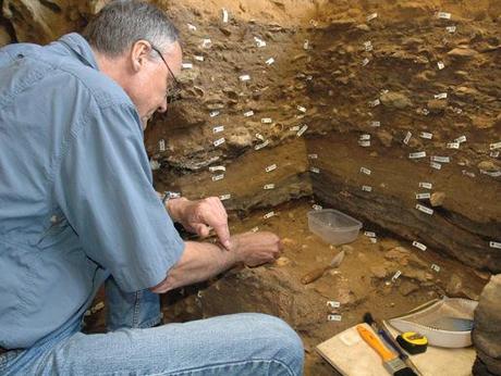 LES SYMBOLES PREHISTORIQUES LES PLUS VIEUX ONT ETE RETROUVES EN AFRIQUE DU SUD ET DATENT DE 70 000 ANS (Caves Blombos)