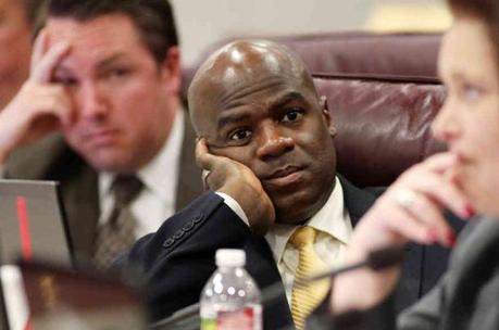 UN SENATEUR AFRO-AMERICAIN DECLARE SON HOMOSEXUALITE PENDANT UN DEBAT OFFICIEL - kelvin atkinson