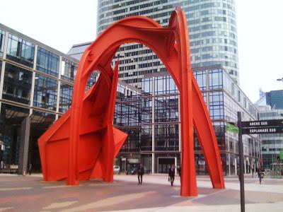 Paris : Le Grand Stabile Rouge ou l'Araignée Rouge - oeuvre d'Alexander Calder - place du Général de Gaulle - Paris La Défense