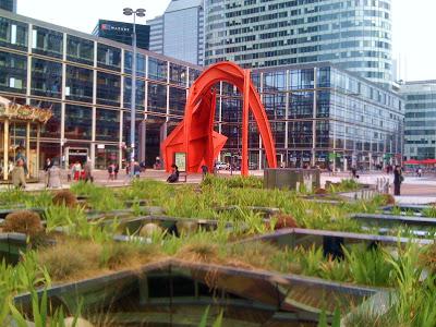 Paris : Le Grand Stabile Rouge ou l'Araignée Rouge - oeuvre d'Alexander Calder - place du Général de Gaulle - Paris La Défense