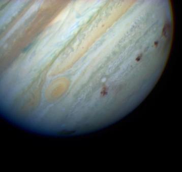 Les traces laissées dans l'atmosphère de Jupiter après l'impact de la comète Shoemaker-Levy 9, en juillet 1994. © NASA/ESA