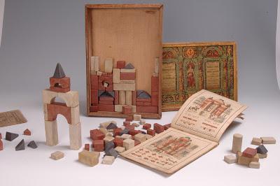 Construction architecturale: équilibre et pertinence et un chouïa Fröbelien