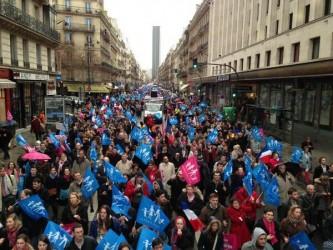Plusieurs milliers d'opposants au mariage homosexuel manifestent devant le Sénat
