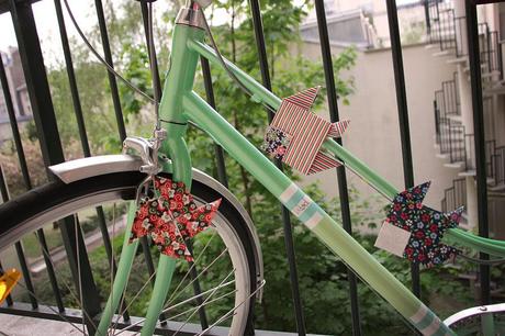 Une idée saugrenue, j’ai collé des origamis sur mon vélo