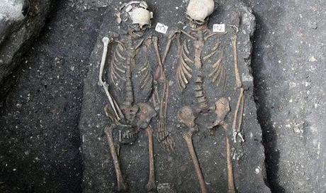 Découverte des squelettes d'un couple se tenant la main dans la même tombe