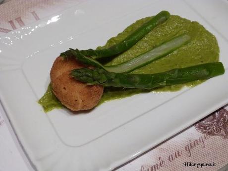 Oeuf mollet frit sur sa purée d'asperges vertes / Fried soft-boiled egg on an asparagus purée
