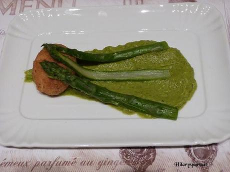 Oeuf mollet frit sur sa purée d'asperges vertes / Fried soft-boiled egg on an asparagus purée