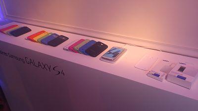 samsung galaxy s4 accessoires coque chargeur induction1 Test du Samsung Galaxy S4, tout savoir