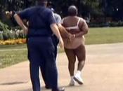 Arretee apres avoir fait strip tease lors d’une conference presse