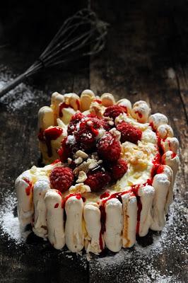 Comme il me restait quelques framboises… Vacherin tout glacé vanille et framboises ! Comme il me restait quelques framboises… Vacherin tout glacé vanille et framboises !