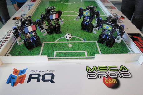 Le robot RQ HUNO Footballeur est en démo à la Finale Ile de France des Trophées de la Robotique.