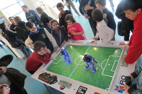 Le robot RQ HUNO Footballeur est en démo à la Finale Ile de France des Trophées de la Robotique.