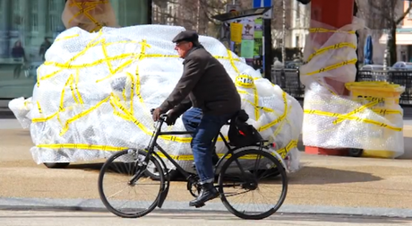 papier bulle ambient marketing wirz suisse casque velo love cyclistes sécurité 1
